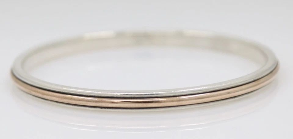 JAMES AVERY STERLING SILVER & BRONZE BANGLE BRACELET 8" - 28.7 GRAMS: JAMES AVERY STERLING SILVER & BRONZE BANGLE BRACELET 8" - 28.7 GRAMS Description James Avery Sterling Silver & Bronze Bangle Bracelet Bracelet is in good condition. May show signs of wear. APPROXIMATE