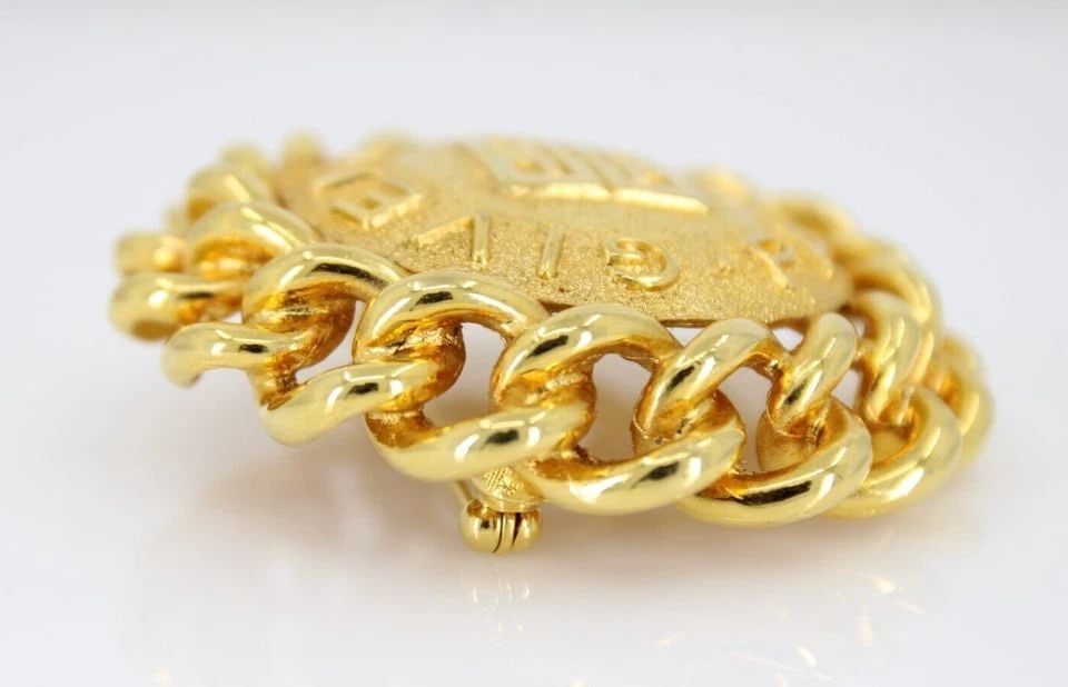 VINTAGE 1980'S GIVENCHY GOLD PLATED 2" ROUND LOGO STATEMENT PIN BROOCH SIGNED (1 of 2)
