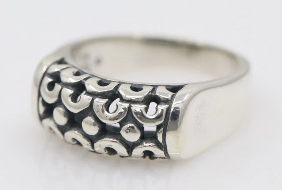 JAMES AVERY STERLING SILVER SCROLL DOME RING SIZE 6.5 - 6.8 GRAMS: JAMES AVERY STERLING SILVER SCROLL DOME RING SIZE 6.5 - 6.8 GRAMS Description James Avery Sterling Silver Scroll Dome Ring Ring is in good condition. May show signs of wear and/or tear. Approximate Me