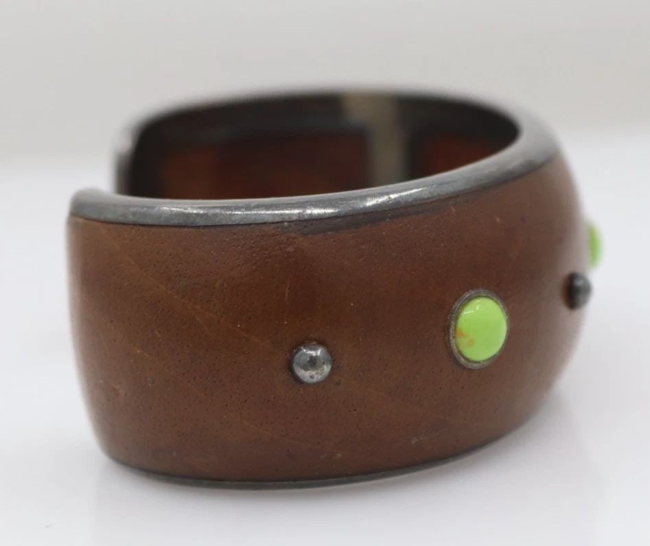 PEYOTE BIRD STERLING SILVER WOOD CUFF BRACELET 6" - 42 GRAMS: PEYOTE BIRD STERLING SILVER WOOD CUFF BRACELET 6" - 42 GRAMS Description Peyote Bird Sterling Silver Wood Cuff Bracelet Bracelet is in good condition. May show signs of wear and/or tear. Approximate M