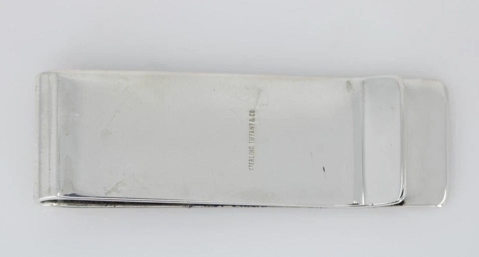 TIFFANY & CO CLASSIC VINTAGE MONEY CLIP IN STERLING SILVER ENGRAVABLE 19.5GR: TIFFANY & CO CLASSIC VINTAGE MONEY CLIP IN STERLING SILVER ENGRAVABLE 19.5GR Description Tiffany & Co Classic Vintage Money Clip in Sterling Silver Engravable Item is in great condition. May show sign