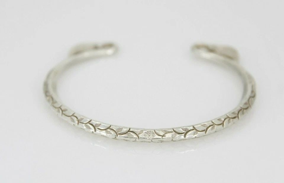 VTG .999 FINE SILVER 4.5MM EMBOSSED DESIGN LEAF SOLID CUFF BRACELET 7" ~ 20.2G: VTG .999 FINE SILVER 4.5MM EMBOSSED DESIGN LEAF SOLID CUFF BRACELET 7" ~ 20.2G Description Vintage .999 FINE SILVER 4.5mm EMBOSSED DESIGN LEAF SOLID CUFF BRACELET Item is in great condition. May show 