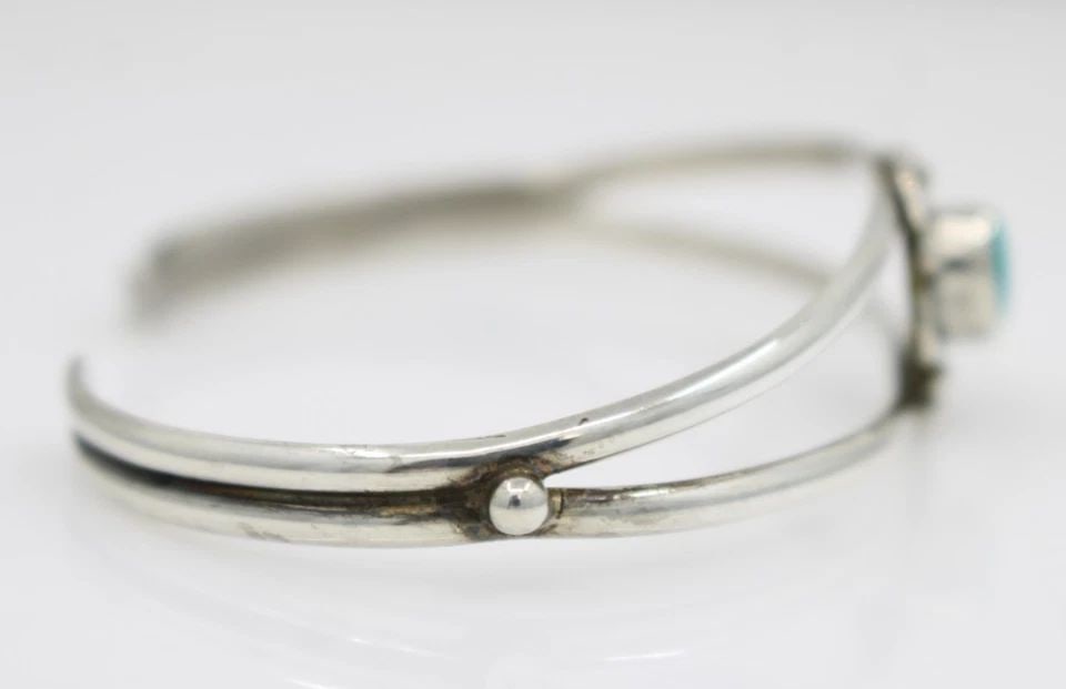 BETTY THOMAS STERLING SILVER TURQUOISE CUFF BRACELET 6.5" - 9.9 GRAMS: BETTY THOMAS STERLING SILVER TURQUOISE CUFF BRACELET 6.5" - 9.9 GRAMS Description Betty Thomas Sterling Silver Turquoise Cuff Bracelet Bracelet is in good condition. May show signs of wear and/or tear