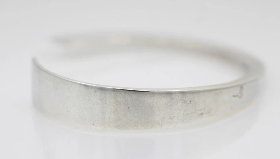 KABANA STERLING SILVER CUFF BRACELET 6.5" - 18.7 GRAMS: KABANA STERLING SILVER CUFF BRACELET 6.5" - 18.7 GRAMS Description Kabara Sterling Silver Cuff Bracelet Bracelet is in good condition. May show signs of wear and/or tear. Approximate Measurements Fits