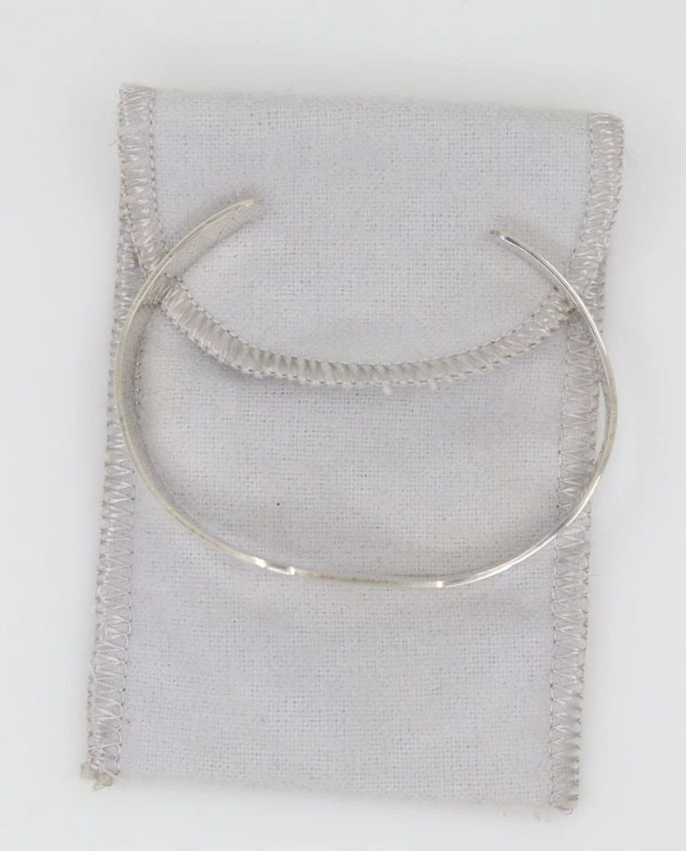 JAMES AVERY STERLING SILVER WAVE CUFF BRACELET 7" - 12.7 GRAMS: JAMES AVERY STERLING SILVER WAVE CUFF BRACELET 7" - 12.7 GRAMS Description James Avery Sterling Silver Wave Cuff Bracelet Bracelet is in good condition. May show signs of wear and/or tear. Approximate