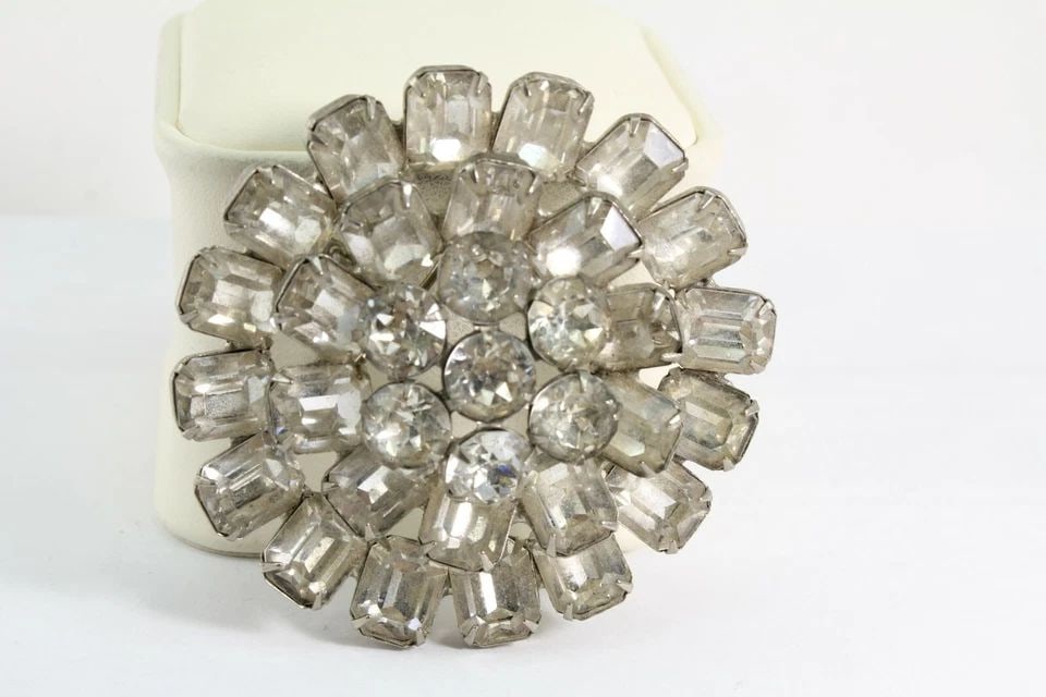 VINTAGE WEISS LARGE CLEAR CRYSTAL RHINESTONE BROOCH & CLIP-ON EARRINGS SET: VINTAGE WEISS LARGE CLEAR CRYSTAL RHINESTONE BROOCH & CLIP-ON EARRINGS SET VINTAGE WEISS LARGE CLEAR CRYSTAL RHINESTONE BROOCH & CLIP-ON EARRINGS SET Description Vintage Weiss Crystal Clear Rhinestone