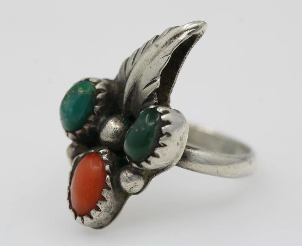 NAVAJO DELLA & PRESLEY CURLEY GREEN TURQUOISE & CORAL RING SIZE 5.5 - 4.1 GM: NAVAJO DELLA & PRESLEY CURLEY GREEN TURQUOISE & CORAL RING SIZE 5.5 - 4.1 GM NAVAJO DELLA & PRESLEY CURLEY GREEN TURQUOISE & CORAL RING SIZE 5.5 - 4.1 GM Description Navajo DELLA & PRESLEY CURLEY Nava