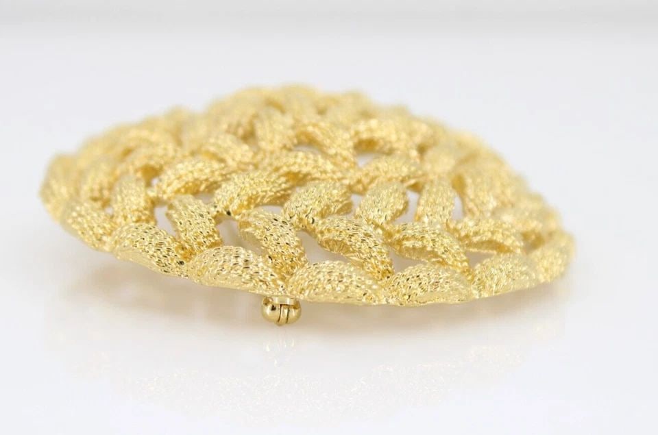 VINTAGE SIGNED MONET ROUND TEXTURED GOLD TONE BRAIDED BROOCH PIN: VINTAGE SIGNED MONET ROUND TEXTURED GOLD TONE BRAIDED BROOCH PIN VINTAGE SIGNED MONET ROUND TEXTURED GOLD TONE BRAIDED BROOCH PIN Description Vintage Signed Monet Round Textured Gold Tone Braided Broo