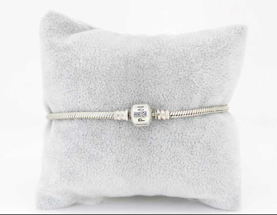 AUTHENTIC PANDORA MOMENTS SNAKE BRACELET 925 SZ 8" / 20.3CM: AUTHENTIC PANDORA MOMENTS SNAKE BRACELET 925 SZ 8" / 20.3CM Description Authentic Pandora MOMENTS Snake Bracelet 925 SZ 8" / 20.3cm Item is in great condition. May show signs of wear and/or tear. Item