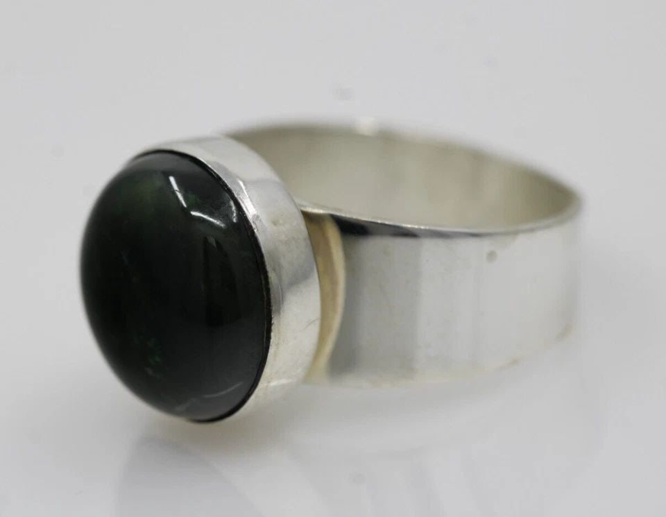 JAY KING STERLING SILVER GREEN GEMSTONE RING SIZE 8 - 7.3 GRAMS: JAY KING STERLING SILVER GREEN GEMSTONE RING SIZE 8 - 7.3 GRAMS Description Jay King Sterling Silver Green Gemstone Ring Ring is in great condition. May show signs of wear and/or tear. Approximate Mea