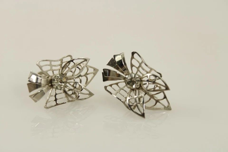 VINTAGE B.N. BUGBEE AND NILES 1940'S SCREW-BACK EARRINGS SILVER CLEAR STONE FS!!: VINTAGE B.N. BUGBEE AND NILES 1940'S SCREW-BACK EARRINGS SILVER CLEAR STONE FS!! Description Vintage B.N. Bugbee and Niles 1940's Screw-back Earrings Silver Diamond Stone Very pretty earrings in great