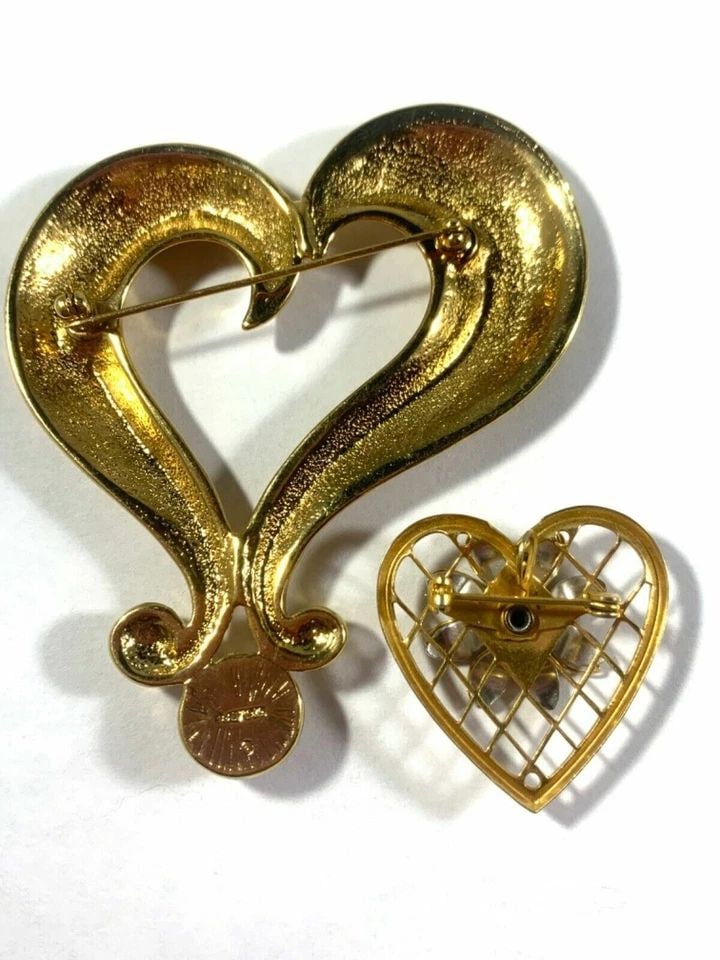 LOT OF 9 RARE VINTAGE PINS BROOCHES SILVER AND GOLD HEARTS AVON, R.D.C., ETC.: LOT OF 9 RARE VINTAGE PINS BROOCHES SILVER AND GOLD HEARTS AVON, R.D.C., ETC. Description Lot of 9 Rare Vintage Pins Brooches Silver and Gold Hearts Avon, R.D.C., etc. Some Pins Signed and some are Un