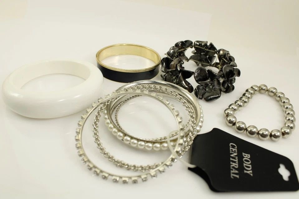 LOT OF 5 VTG BLACK/WHITE COSTUME BANGLE BRACELETS ASSORTED STYLES FREE SHIP!! (1 of 2)