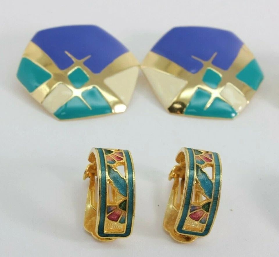 LOT OF VINTAGE EARRINGS 4 PAIRS GOLD TONE AND BLUE TURQUOISE COSTUME EARRINGS: LOT OF VINTAGE EARRINGS 4 PAIRS GOLD TONE AND BLUE TURQUOISE COSTUME EARRINGS Description Lot of Vintage Earrings 4 Pairs Gold Tone and Blue Turquoise Costume Earrings Item is in good condition. May s