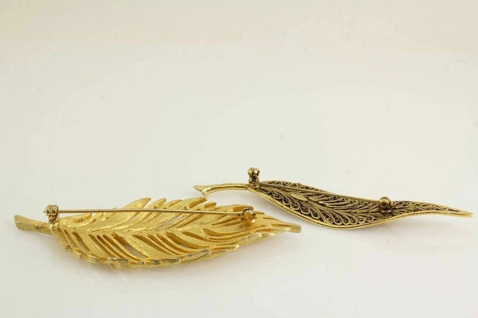 GOLD TONED AVANTE FILIGREE & JJ LEAF BROOCH PIN SET: GOLD TONED AVANTE FILIGREE & JJ LEAF BROOCH PIN SET Description GOLD TONED AVANTE FILIGREE & JJ LEAF BROOCH SET Items are in good condition. May show signs of wear and/or tarnish. SET OF 2 BOTH BROOCH