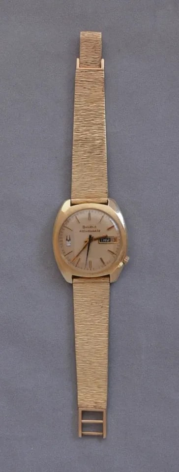 BULOVA ACCUQUARTZ MENS WATCH - 14 KARAT YELLOW GOLD CASE & 14K SOLID GOLD BAND: BULOVA ACCUQUARTZ MENS WATCH - 14 KARAT YELLOW GOLD CASE & 14K SOLID GOLD BAND This vintage Bulova men's Accuquartz watch is working well. The watch is approximately 7.5" from end to end. The watch is