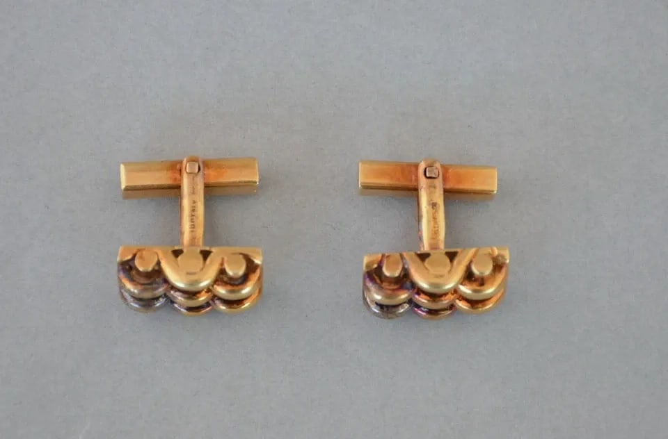 VINTAGE TIFFANY & CO. - 18 KARAT YELLOW GOLD CUFFLINKS - ITALY - 21 GRAMS: VINTAGE TIFFANY & CO. - 18 KARAT YELLOW GOLD CUFFLINKS - ITALY - 21 GRAMS The front of the cufflink measures 1/2" x 3/4". Together the cufflinks.weigh 21.5 Grams and are marked 18 karat gold, Italy an