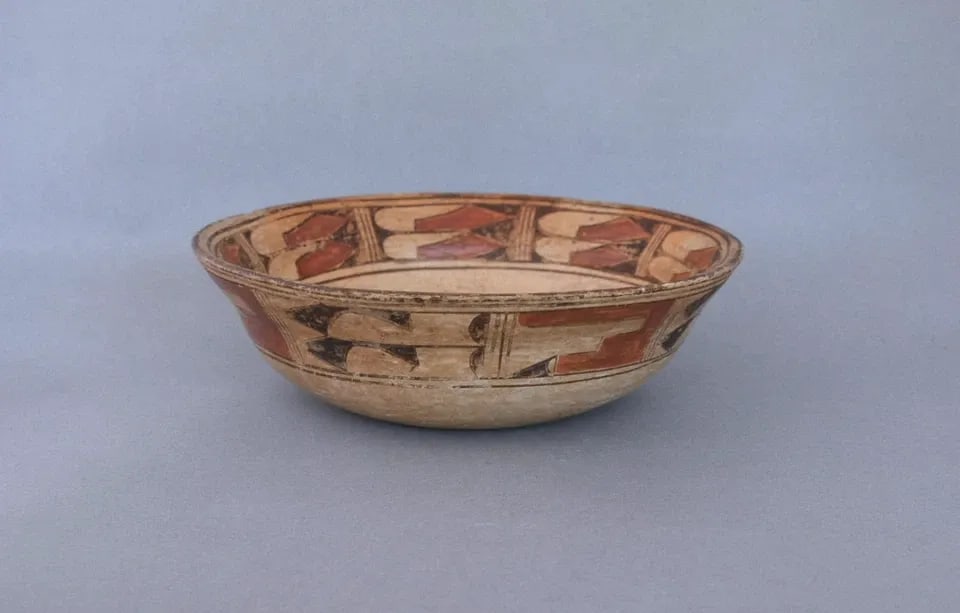 RARE VERY EARLY HOPI PUEBLO CHILI BOWL POT - POLYCHROME - 8 1/4" X 2 1/2": RARE VERY EARLY HOPI PUEBLO CHILI BOWL POT - POLYCHROME - 8 1/4" X 2 1/2" This is a rare early Hopi pueblo chili bowl. It looks to date to the late 19th century. It measures 8 1/4" across by 2 1/2" hi