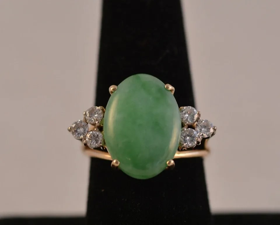 VINTAGE SOLID YELLOW GOLD JADE RING - 6 DIAMONDS - GEMOLOGIST APPRAISAL - SZ 8.5 (1 of 2)