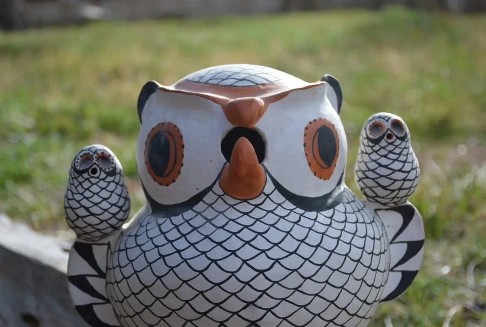 HUGE OWL ACOMA STORYTELLER POT - MOTHER OWL AND 3 OWLETS - HILDA ANTONIO - 9 1/4: HUGE OWL ACOMA STORYTELLER POT - MOTHER OWL AND 3 OWLETS - HILDA ANTONIO - 9 1/4 This beautiful large mother owl pot with three babies was created by Acoma potter Hilda Antonio. It measures 9 1/4" tal