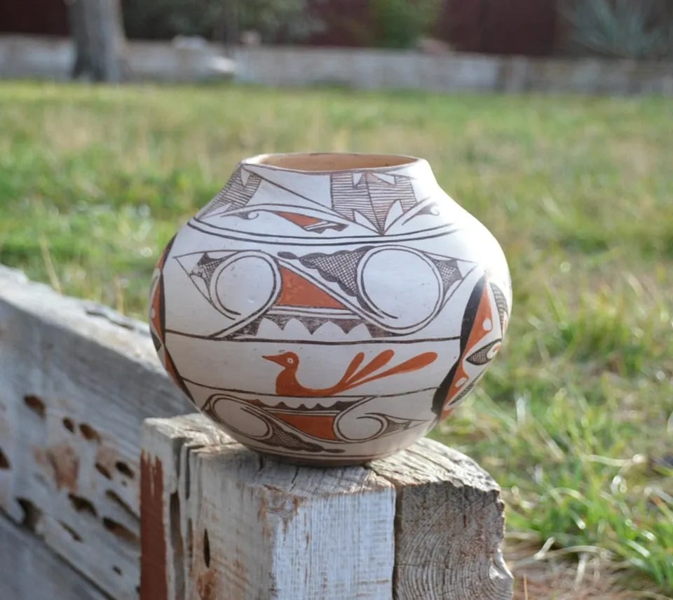 OLD VINTAGE ZUNI OLLA POT - FLOWER BIRD DESIGN - 7 1/2" ACROSS X 6 3/8" TALL (1 of 2)
