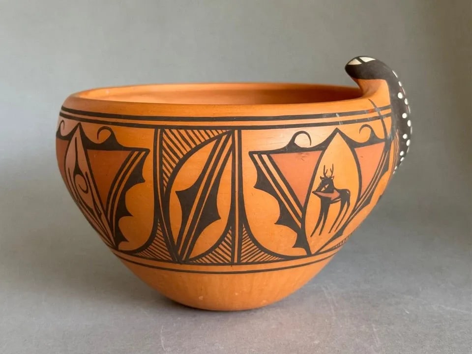 VINTAGE ZUNI PRISCILLA PEYNETSA POT 7" ACROSS WITH LIZARD .. (1 of 2)