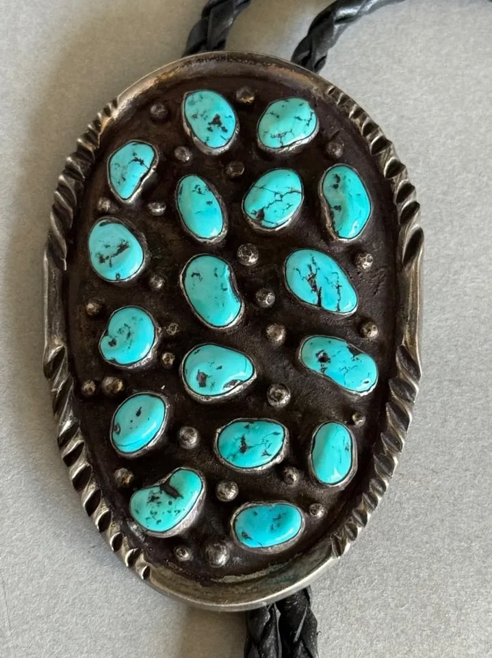 VINTAGE NAVAJO STERLING SILVER AND TURQUOISE BOLO TIE (1 of 2)