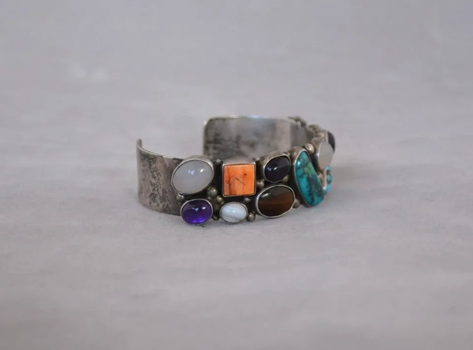 VINTAGE NAVAJO SILVER BRACELET - SEMIPRECIOUS STONES & TURQUOISE - SIGNED RL 7": VINTAGE NAVAJO SILVER BRACELET - SEMIPRECIOUS STONES & TURQUOISE - SIGNED RL 7" This vintage Navajo sterling silver bracelet has been set with turquoise and a variety of semiprecious stones. The band 