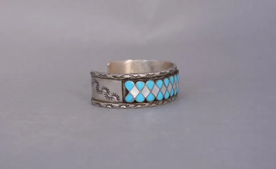 VTG ZUNI SILVER HANDSTAMPED BRACELET - TURQUOISE & WHITE SHELL INLAY - 6 5/8": VTG ZUNI SILVER HANDSTAMPED BRACELET - TURQUOISE & WHITE SHELL INLAY - 6 5/8" This vintage Zuni sterling silver bracelet has been beautifully crafted. It has a lovely design of alternating turquoise a