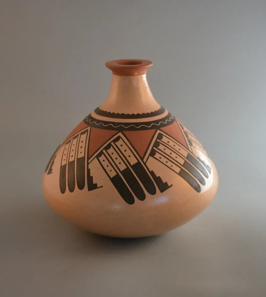 AGNES NAHSONHOYA -VINTAGE HOPI INDIAN OLLA POT - PRAYER FEATHER DESIGN - 7.5 ": AGNES NAHSONHOYA -VINTAGE HOPI INDIAN OLLA POT - PRAYER FEATHER DESIGN - 7.5 " Item Description: This vintage Hopi olla pot has been beautifully crafted by well-known Hopi potter Agnes Nahsonhoya. It 
