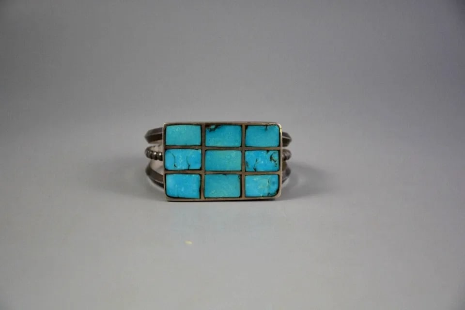 OLD PAWN ZUNI INDIAN SILVER BRACELET - GREAT INLAID TURQUOISE - SZ 6 3/4": OLD PAWN ZUNI INDIAN SILVER BRACELET - GREAT INLAID TURQUOISE - SZ 6 3/4" Item Description: This Old Zuni Sterling silver bracelet has a beautifully inlaid rectangle of inlaid turquoise. The front of 