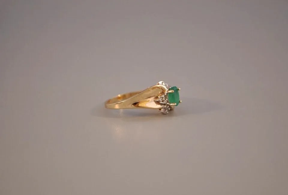 VINTAGE 10K SOLID GOLD NATURAL EMERALD & DIAMOND RING - YELLOW GOLD - SIZE 6.75 (1 of 2)