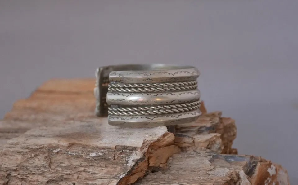 OLD PAWN NAVAJO STERLING SILVER HANDSTAMPED CUFF BRACELET - 1" WIDE - SZ 6 1/4": OLD PAWN NAVAJO STERLING SILVER HANDSTAMPED CUFF BRACELET - 1" WIDE - SZ 6 1/4" This Navajo sterling silver bracelet has 3 handstamped bands alternating with twisted silver. The bracelet is 1" wide. T
