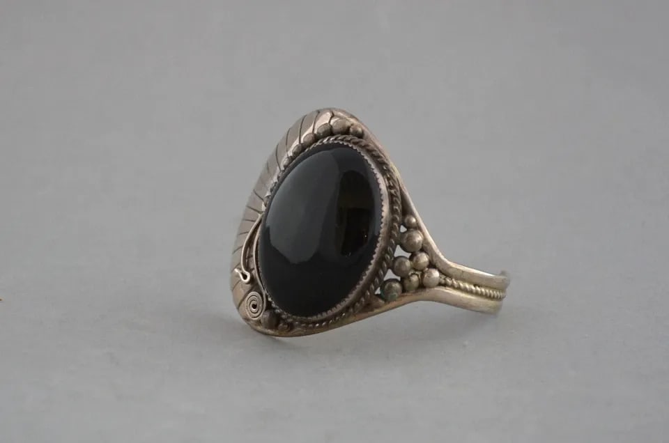 UNIQUE VINTAGE NAVAJO SILVER CUFF BRACELET - LARGE ONYX STONE - 7" - JAMES MASON: UNIQUE VINTAGE NAVAJO SILVER CUFF BRACELET - LARGE ONYX STONE - 7" - JAMES MASON This unique vintage sterling silver bracelet has been expertly crafted by Navajo silversmith James Mason. It has a larg