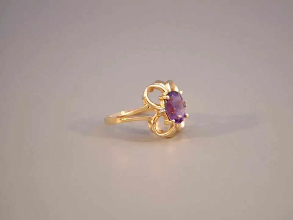 VINTAGE 14K SOLID GOLD NATURAL AMETHYST & DIAMOND RING - LARGE OVAL PURPLE GEM: VINTAGE 14K SOLID GOLD NATURAL AMETHYST & DIAMOND RING - LARGE OVAL PURPLE GEM This is a beautiful natural amethyst & diamond ring. It weighs 3.15 grams. 5/8" tall