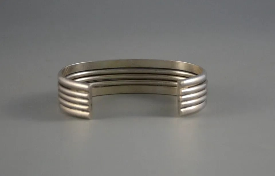 VERNA FRANKLIN TAHE - ELEGANT NAVAJO 5 BAND STERLING SILVER BRACELET CUFF 7 3/4: VERNA FRANKLIN TAHE - ELEGANT NAVAJO 4 BAND STERLING SILVER BRACELET CUFF 7 3/4 Item Description: This vintage Navajo sterling silver bracelet has an elegant simplicity of 5 sterling silver bands join