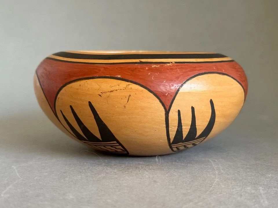 GARNET PAVATEA 1915-1981 HOPI POTTERY BOWL WITH BEAR PAWS: GARNET PAVATEA 1915-1981 HOPI POTTERY BOWL WITH BEAR PAWS Vintage Hopi Pottery Bowl with Hand Painted Bear Paws Garnet pavatea 4 3/4" Wide 2 1/4" Tall Great Original Condition