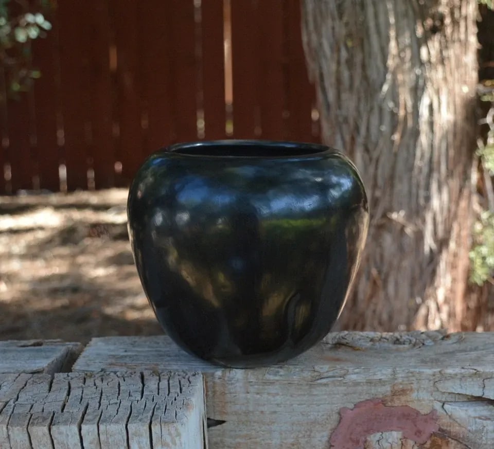 RARE ISABEL NARANJO (1922-) SANTA CLARA BLACKWARE POT - 4 3/4" TALL (1 of 2)