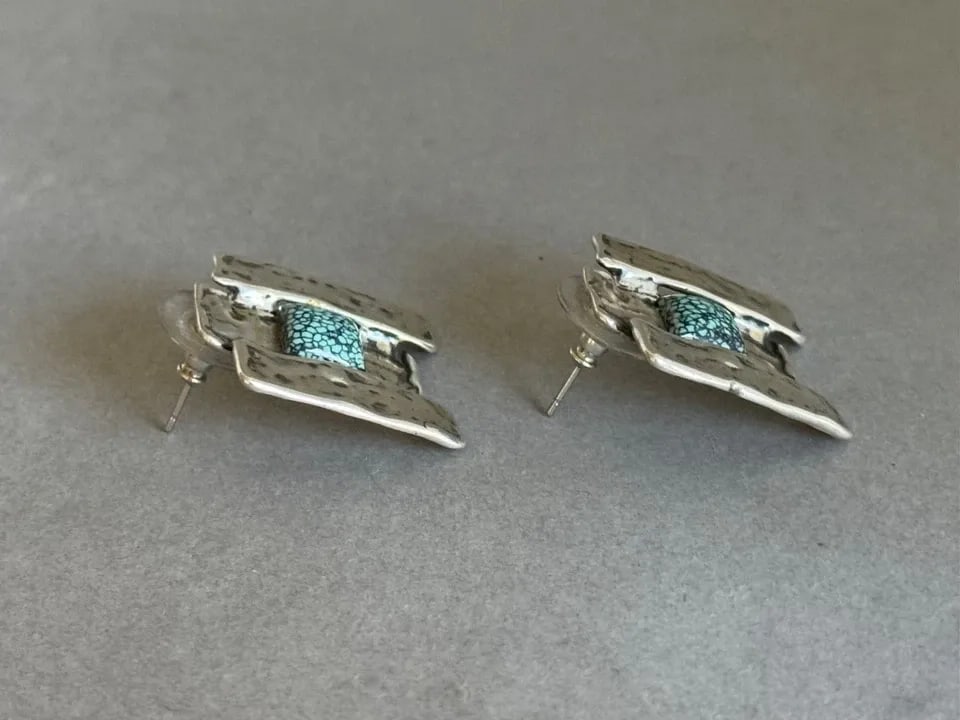 VINTAGE NAVAJO INGOT STERLING SILVER WITH SPIDER WEB LANDER TURQUOISE ? EARRINGS (1 of 2)