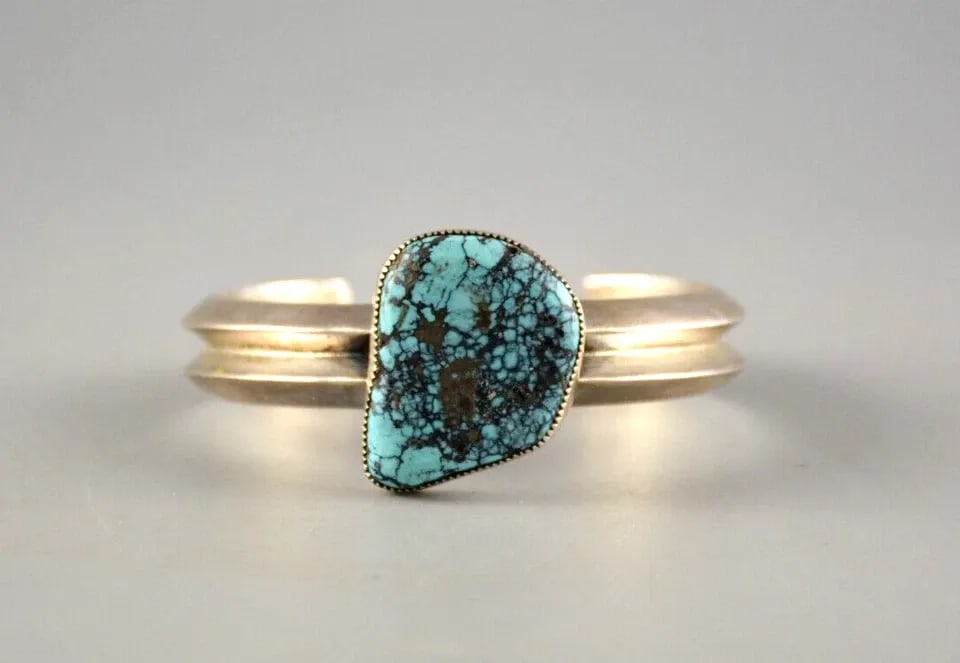 RAY BENNETT - VINTAGE NAVAJO INDIAN SILVER BRACELET - GREAT TURQUOISE! 6 1/2": RAY BENNETT - VINTAGE NAVAJO INDIAN SILVER BRACELET - GREAT TURQUOISE! 6 1/2" Item Description: This vintage bracelet has been beautifully crafted by Navajo silversmith Ray Bennett. The double solid s