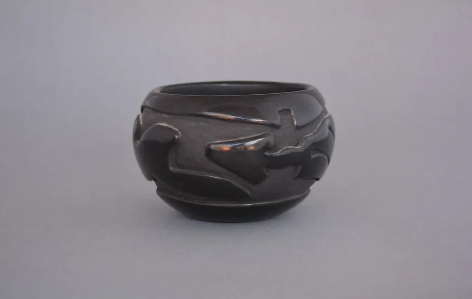 CHRISTINA NARANJO - SANTA CLARA DEEPLY CARVED BLACK POT - AVANYU DESIGN: CHRISTINA NARANJO - SANTA CLARA DEEPLY CARVED BLACK POT - AVANYU DESIGN This deeply carved black pot has been beautifully crafted by well known Santa Clara potter Christina Naranjo. It measures 3" tal