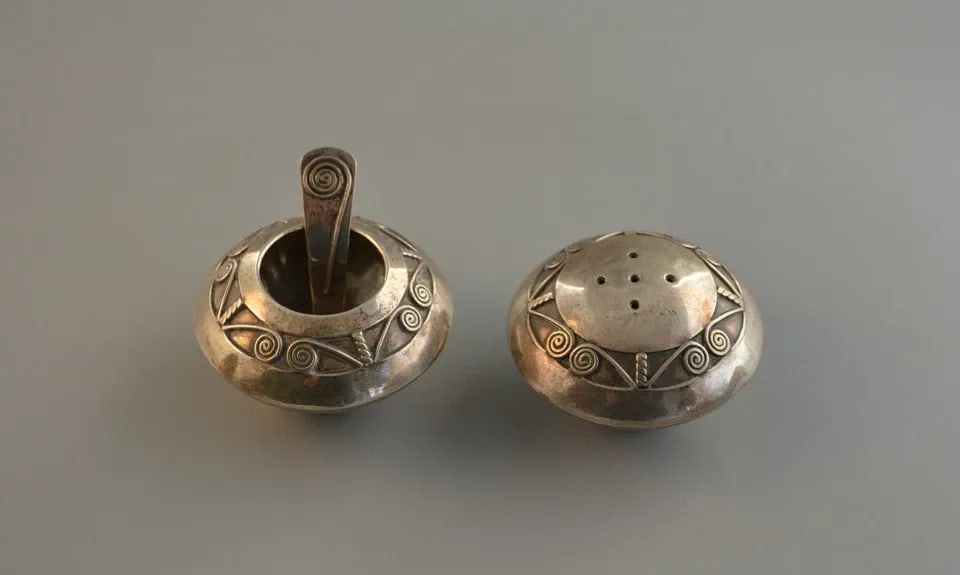 VINTAGE NAVAJO INDIAN STERLING SILVER SALT & PEPPER SHAKER SET SPOON - TIM KEE (1 of 2)