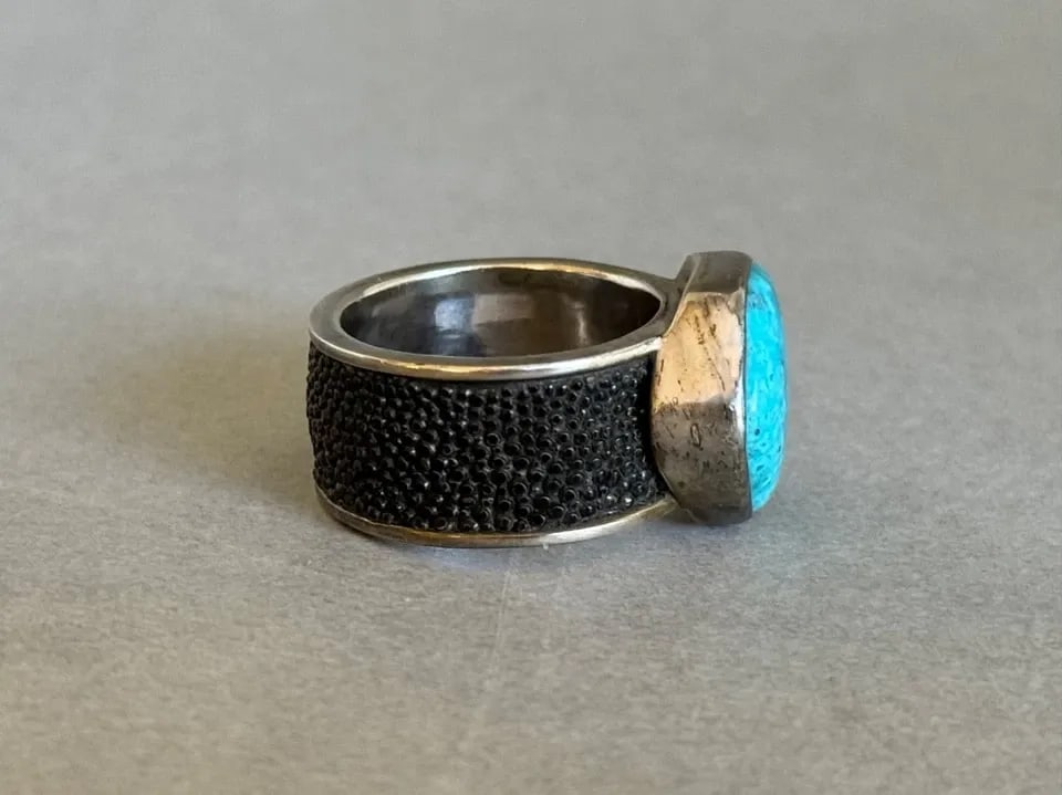 RARE STERLING SILVER WITH TURQUOISE AND STINGRAY SKIN RING SIZE 11 (1 of 2)