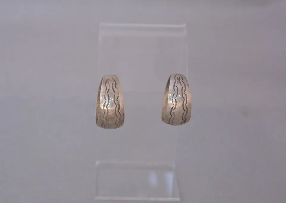 VTG NAVAJO SILVER HANDSTAMPED HOOP EARRINGS - VAUGHNS INDIAN STORE BOX - 1" DROP: VTG NAVAJO SILVER HANDSTAMPED HOOP EARRINGS - VAUGHNS INDIAN STORE BOX - 1" DROP This pair of Navajo earrings come in their original box from the Vaughns Indian Store Phoenix Arizona. They have been b
