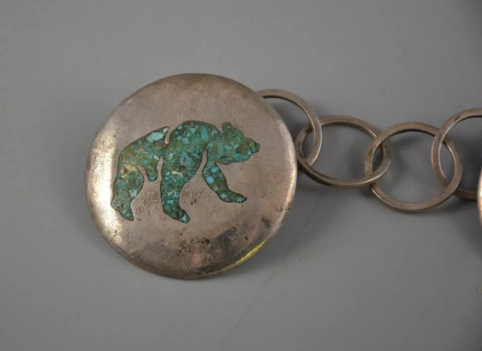 RARE VINTAGE NAVAJO SILVER SWEATER / 1.7 SHAWL GUARD CLASP TURQUOISE INLAY BEARS: RARE VINTAGE NAVAJO SILVER SWEATER / 1.7 SHAWL GUARD CLASP TURQUOISE INLAY BEARS Item Description: This mysterious piece looks to possibly be designed to be a sweater guard or perhaps a shawl guard? T