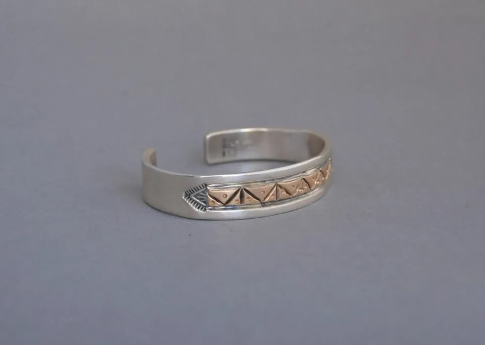 CHIMNEY BUTTE - VINTAGE HOPI SILVER BRACELET - HAND CHISELED INLAY - 7 3/8" (1 of 2)