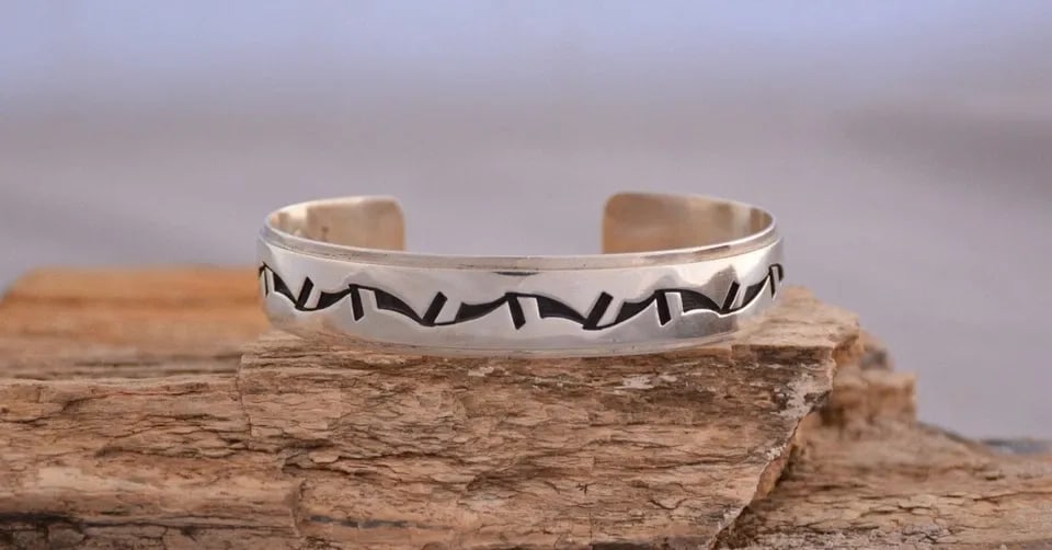 AUGUSTINE MOWA - HOPI STERLING SILVER CUFF BRACELET - UNIQUE DESIGN - 6 3/4" (1 of 2)