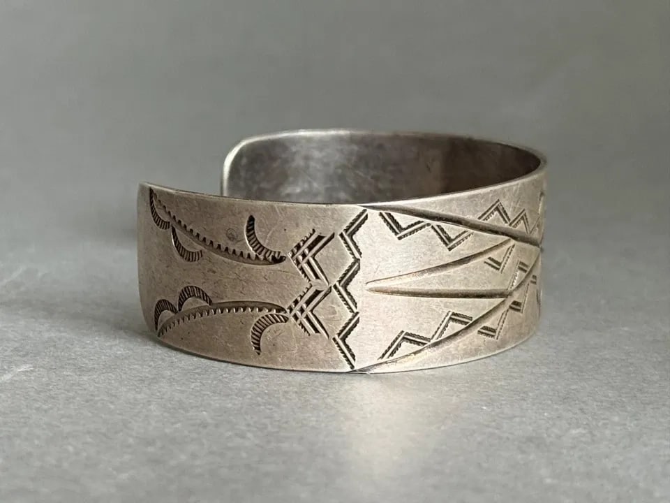 VINTAGE NAVAJO HAND STAMPED STERLING SILVER BRACELET: VINTAGE NAVAJO HAND STAMPED STERLING SILVER BRACELET Vintage Navajo Hand Stamped Sterling Silver Bracelet 7/8" Wide .. 5 1/2" Inside with a 1 1/2" Opening 30.5 Grams