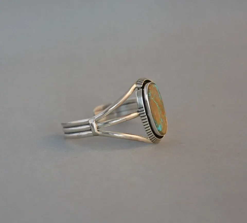 NAVAJO STERLING SILVER BRACELET CUFF - BOULDER TURQUOISE - RICHARD KEE - 6 5/8": NAVAJO STERLING SILVER BRACELET CUFF - BOULDER TURQUOISE - RICHARD KEE - 6 5/8" This Navajo sterling silver bracelet has been beautifully crafted by Navajo silversmith Richard Kee. It has a beautiful 