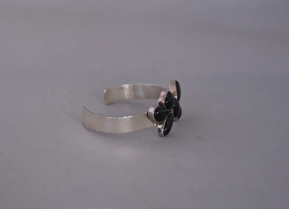 NAVAJO STERLING SILVER BRACELET - CLUSTER OF 7 BLACK ONYX STONES - 6 5/8": NAVAJO STERLING SILVER BRACELET - CLUSTER OF 7 BLACK ONYX STONES - 6 5/8" This bracelet came out of the inventory of a trading post that closed in Sedona, Arizona. It still has the original tags and i